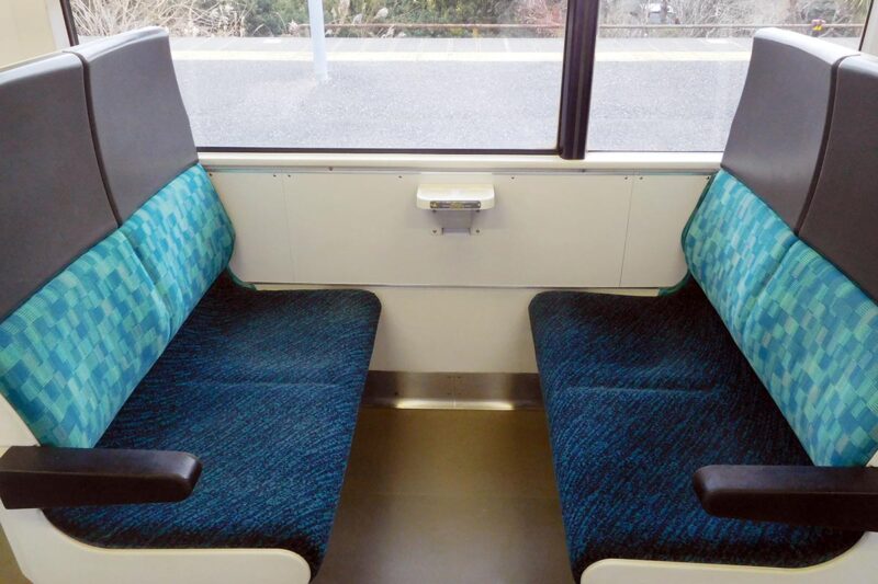 向かい合わせ4人掛けのボックス席
