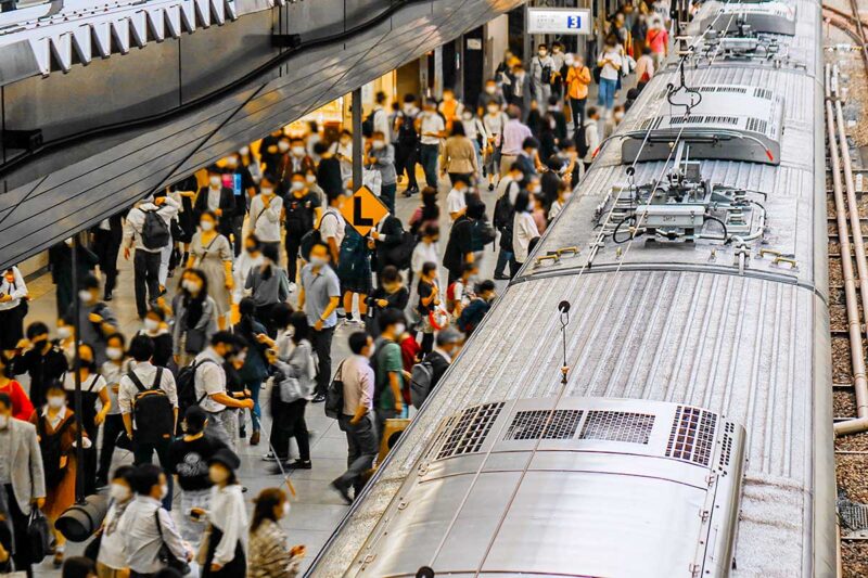 混雑する電車のイメージ