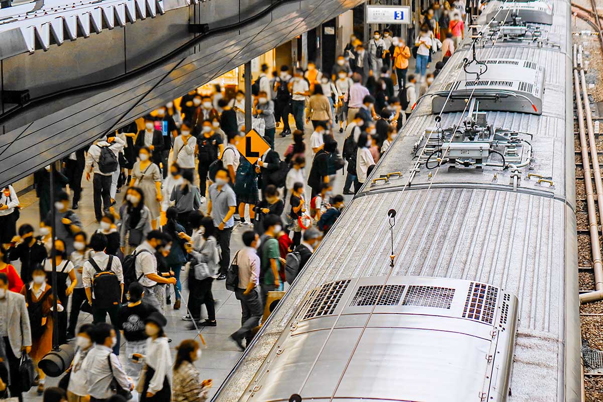 混雑する電車のイメージ