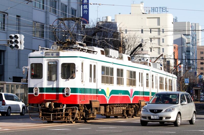 道路上を走る福井鉄道の610形電車