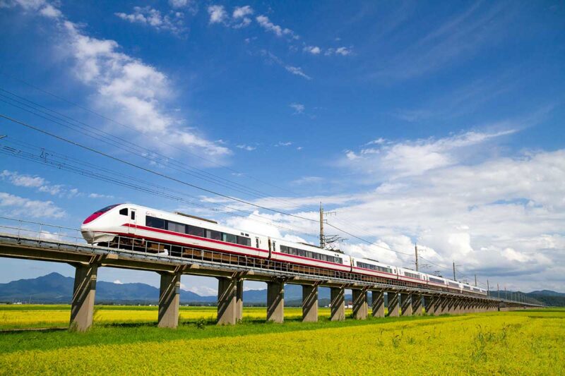 北越急行ほくほく線を走る特急「はくたか」スノーラビット車両