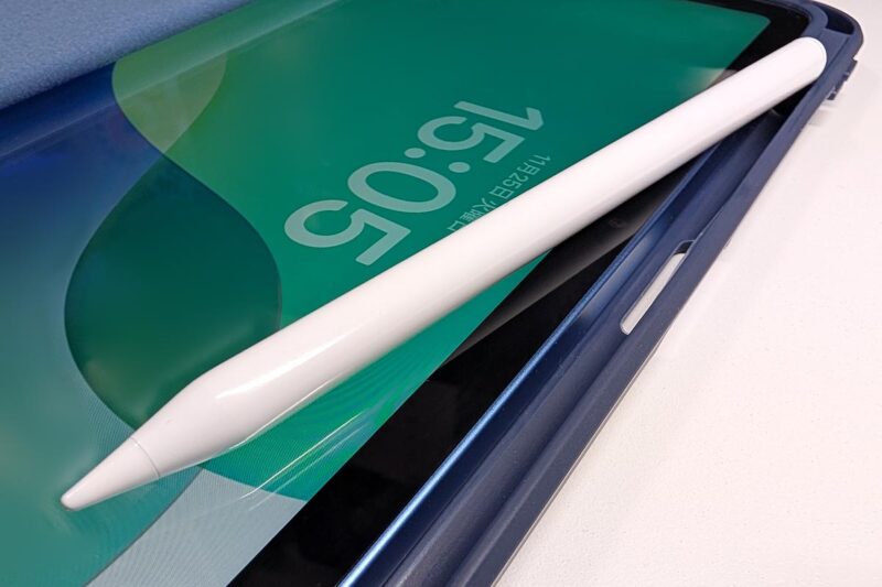 「iPad」本体でペンを支える構造になっているケース