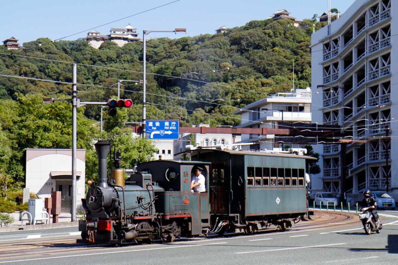 松山城を眺めながら走る伊予鉄道「坊っちゃん列車」
