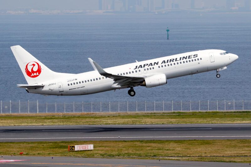 羽田空港を離陸するJALのボーイング737型機