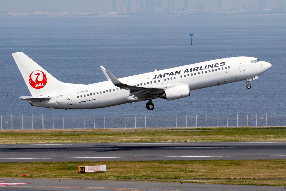 羽田空港を離陸するJALのボーイング737型機