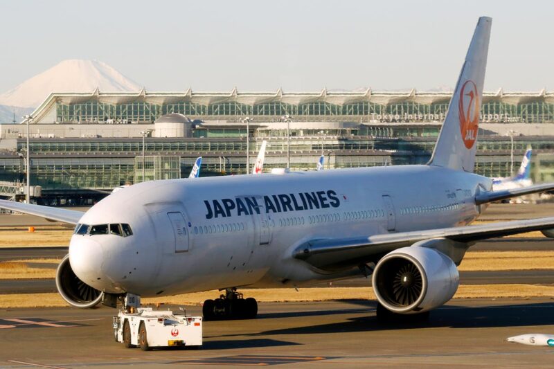 羽田空港を出発するJALのボーイング777型機