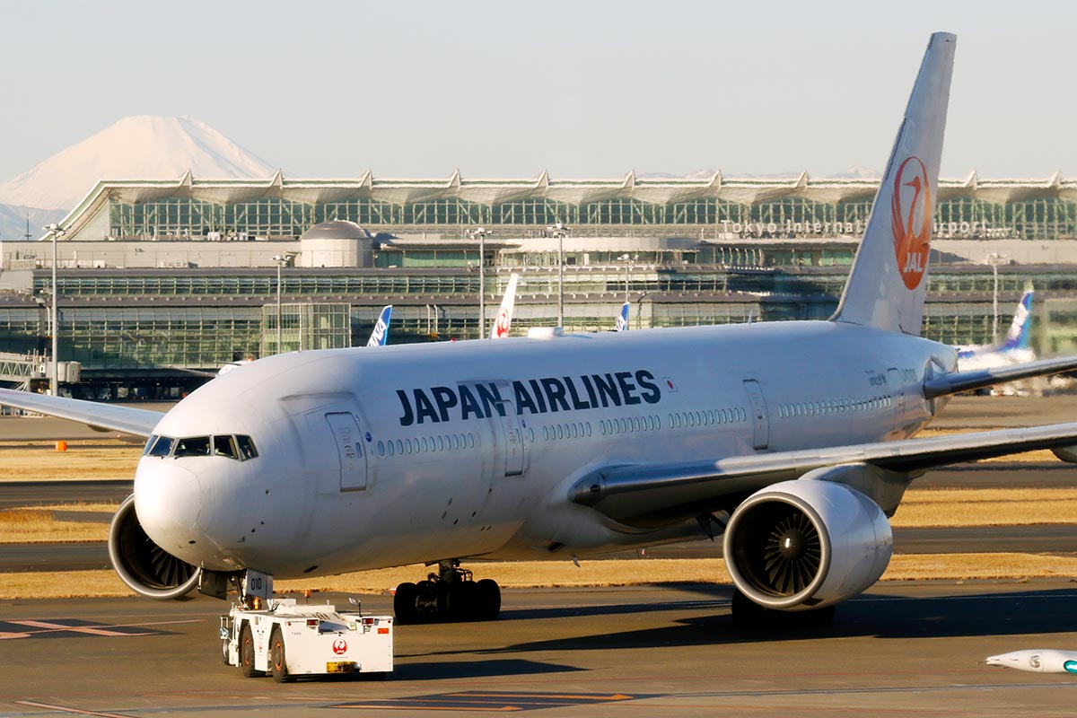 羽田空港を出発するJALのボーイング777型機