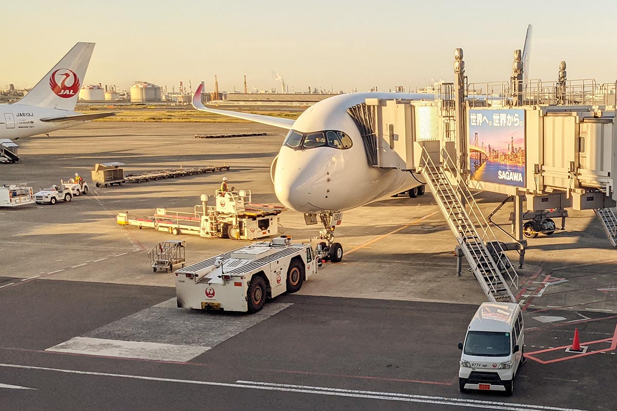 羽田空港で出発を待つJALのエアバスA350型機