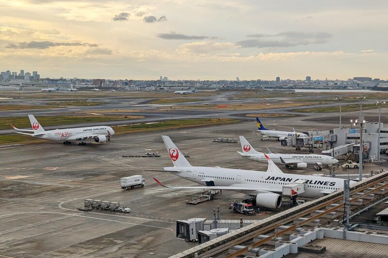 JAL便が発着する羽田空港第1ターミナル