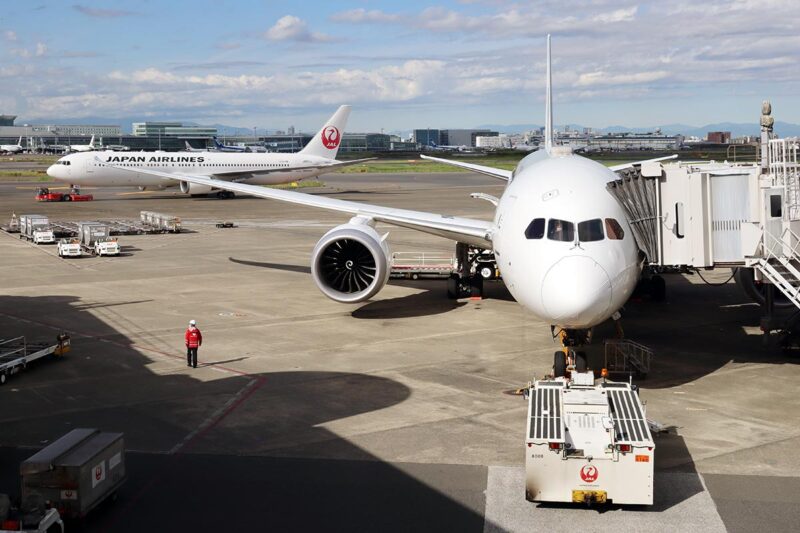 伊丹空港で出発を待つJALのボーイング787型機