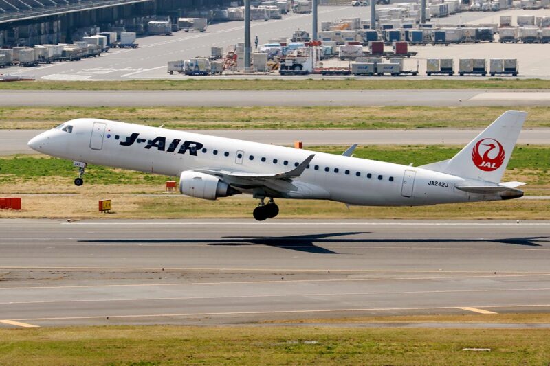 羽田空港を離陸するJ-AIRのエンブラエル190型機