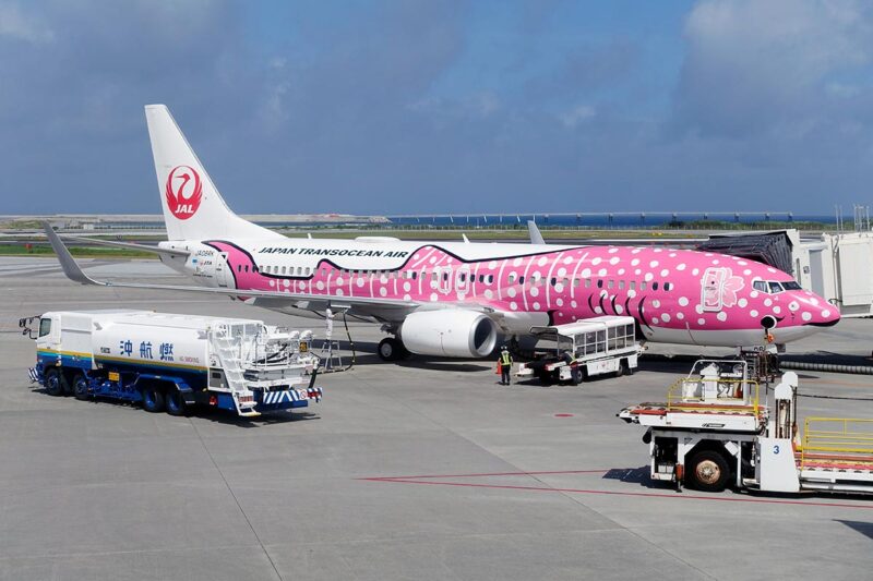 那覇空港で出発準備をするJTAのボーイング737型機「さくらジンベエ」