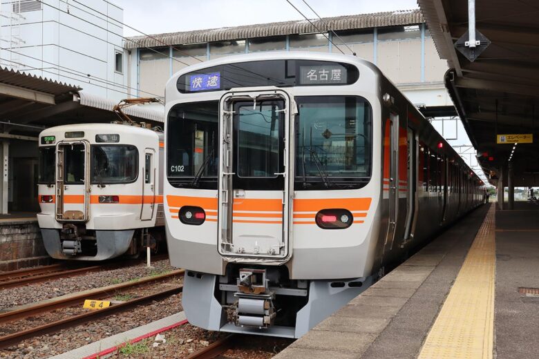 関西本線の315系電車と313系電車（2023年8月、亀山駅で恵 知仁撮影）