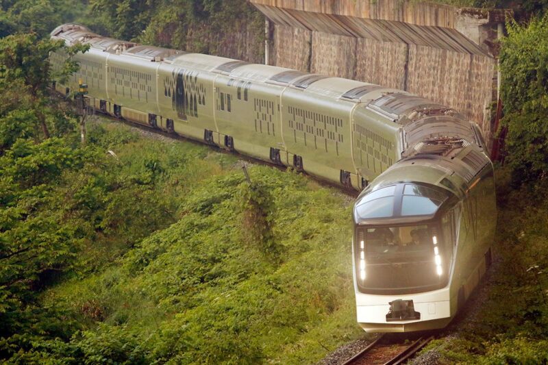 磐越西線を走るJR東日本の豪華寝台列車「TRAIN SUITE 四季島」