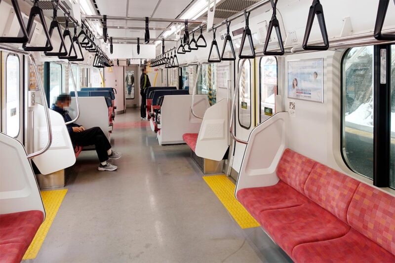 ボックスシートとロングシートがあわさった車両