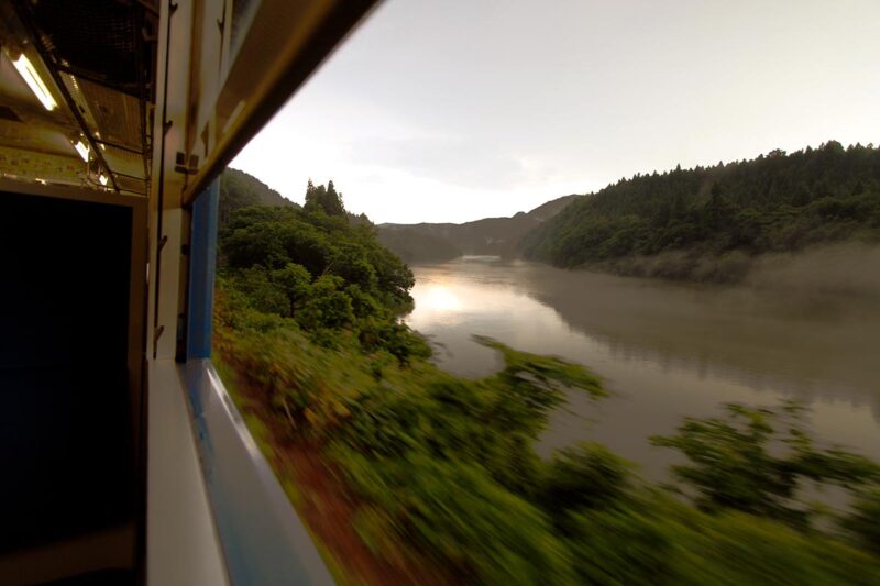 ボックス席の車窓（磐越西線）