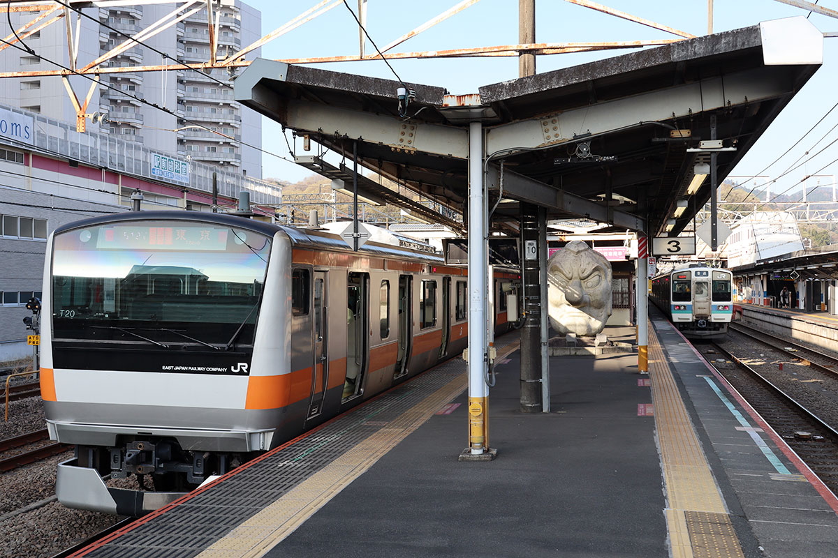 中央線のE233系電車（左）と中央本線の211系電車