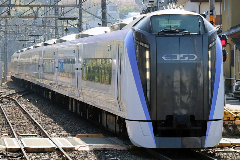 中央線の特急「あずさ」「かいじ」「富士回遊」に使われるE353系電車