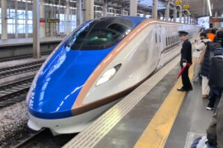 越後湯沢駅に到着した上越新幹線のE7系電車