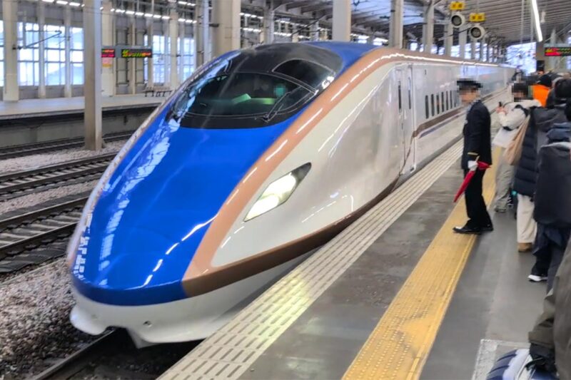 越後湯沢駅に到着した上越新幹線のE7系電車