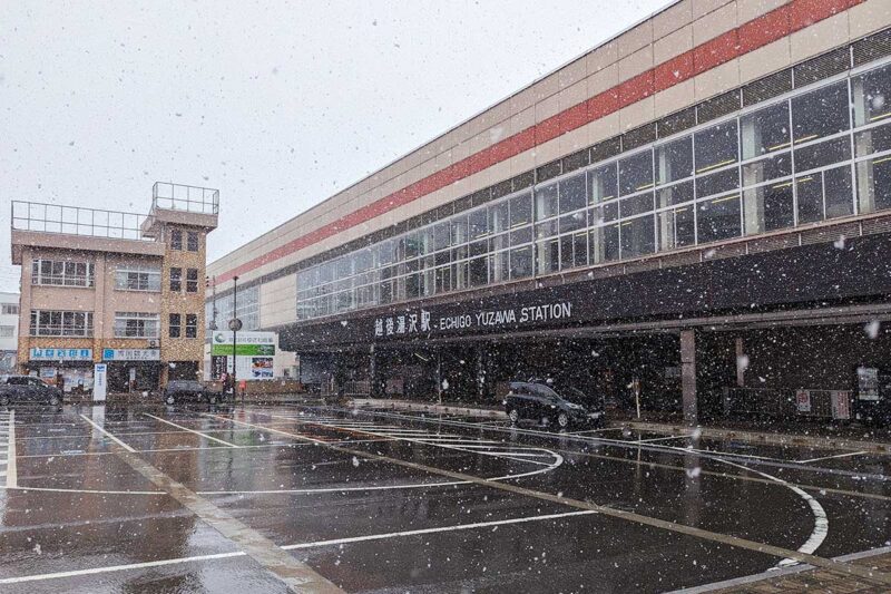 雪が降る越後湯沢駅