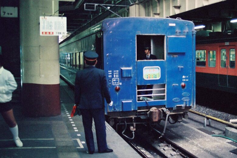 上野駅に停車中のお座敷客車「ふれあい（ミト座）」（1988年、恵 知仁撮影）