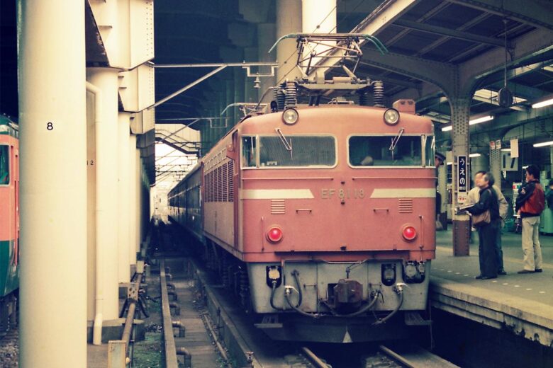 上野駅に停車中のお座敷客車「ふれあい（ミト座）」とEF81形（1988年、恵 知仁撮影）