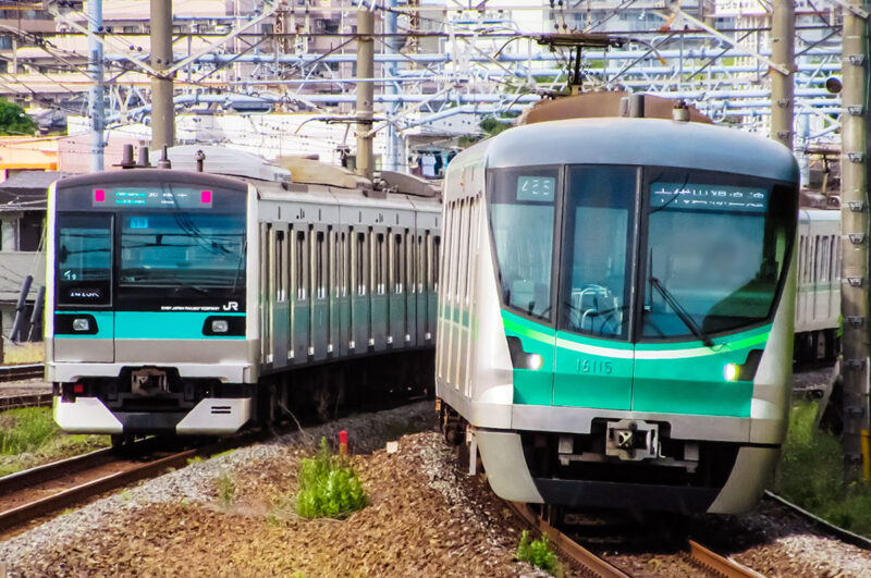 常磐線各駅停車のJR東日本E233系（左）と東京メトロ16000系