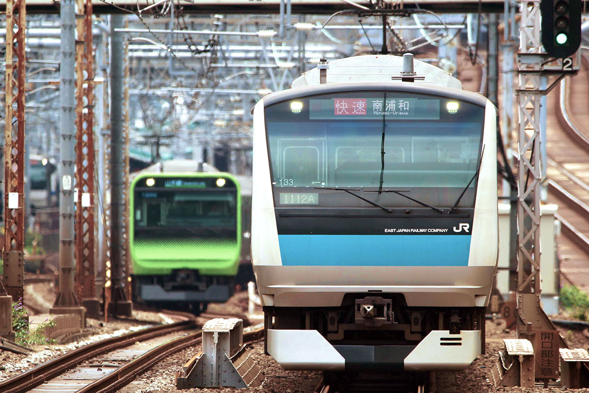 京浜東北線のE233系電車と山手線のE235系電車