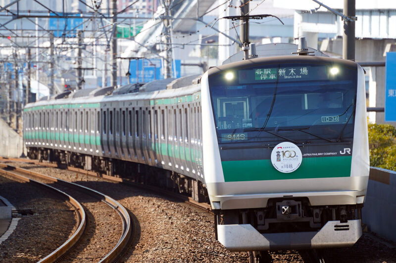 川越市の市制施行100周年記念マークを装着した埼京線のE233系電車