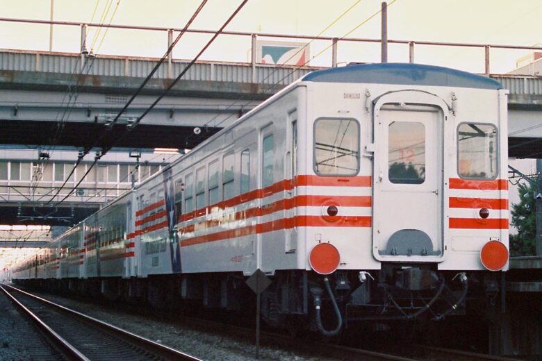 上尾駅に停車中の「アメリカントレイン」（1988年11月、恵 知仁撮影）