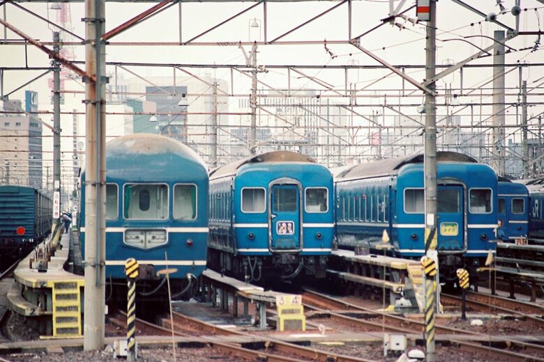 品川客車区のブルートレイン車両（1988年5月3日、恵 知仁撮影）