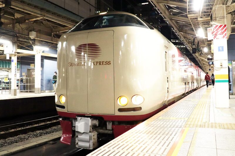 東海道線の寝台特急「サンライズ出雲・瀬戸」