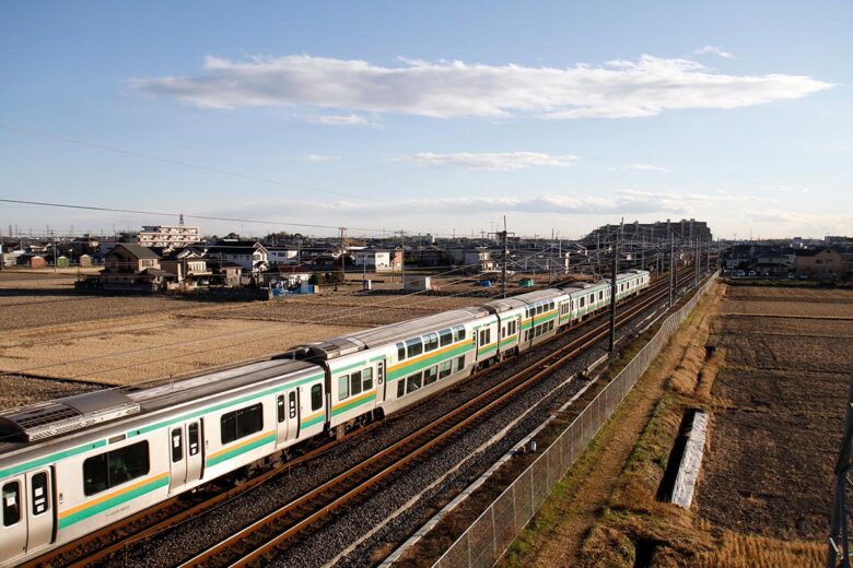 宇都宮線のE231系電車（2011年11月、白岡～新白岡間で恵 知仁撮影）