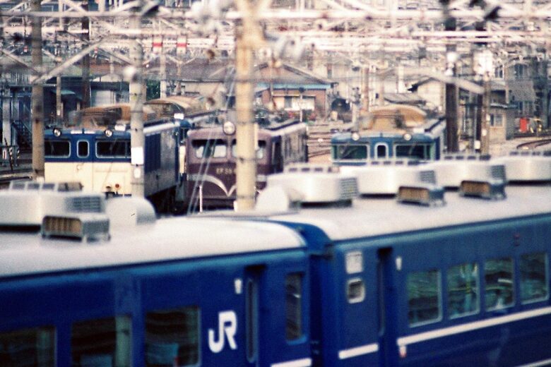 EF58形、EF64形、14系客車が休む、かつての尾久車両センター（1988年、恵 知仁撮影）