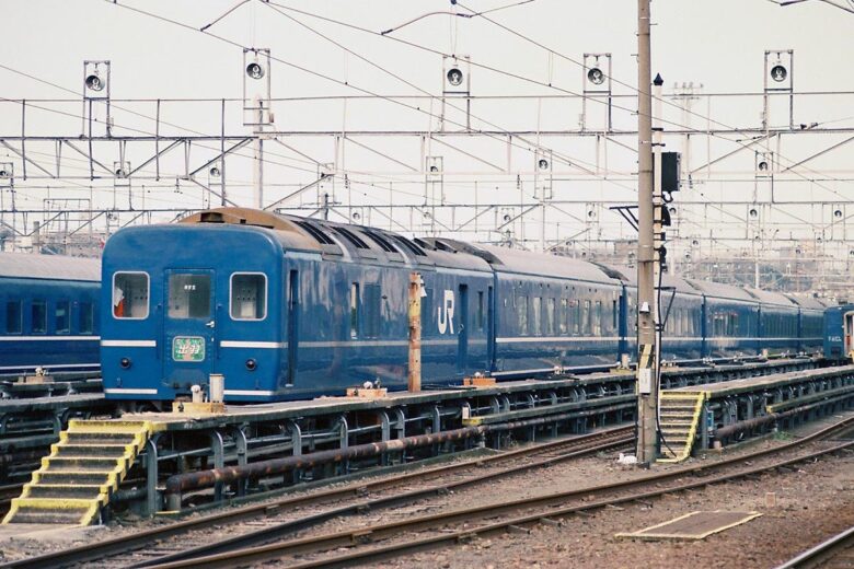 「出羽」の24系客車が休む、かつての尾久車両センター（1988年、恵 知仁撮影）