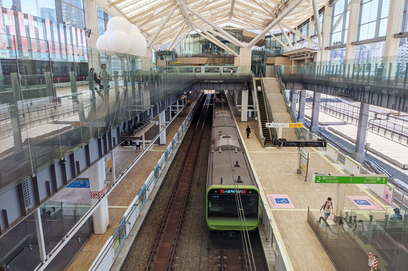 高輪ゲートウェイ駅を発車する山手線のE235系電車