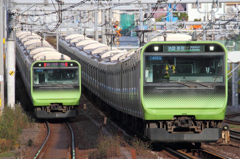 すれ違う山手線「内回り」「外回り」の電車