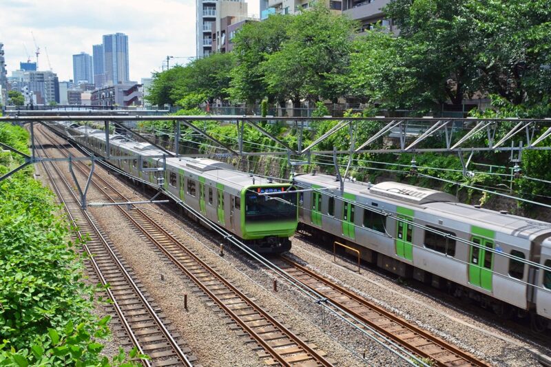 巣鴨駅付近を行く山手線
