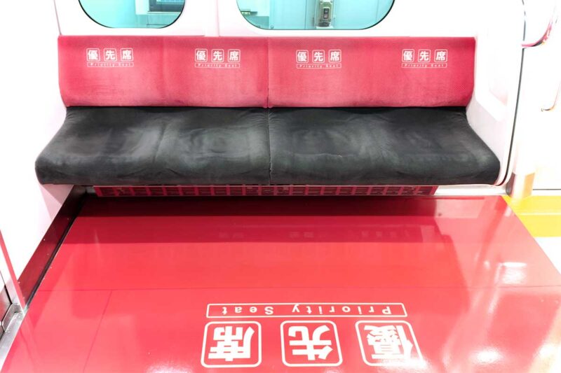 山手線の10号車にだけある4人掛けの優先席