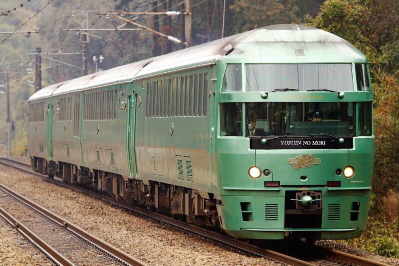 鹿児島本線を走る特急「ゆふいんの森」