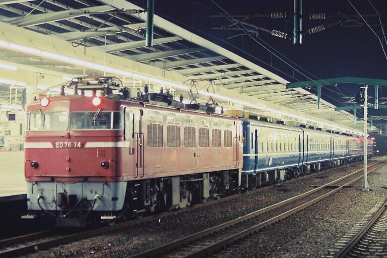 日豊本線の急行「日南」（1989年3月、博多駅で恵 知仁撮影）