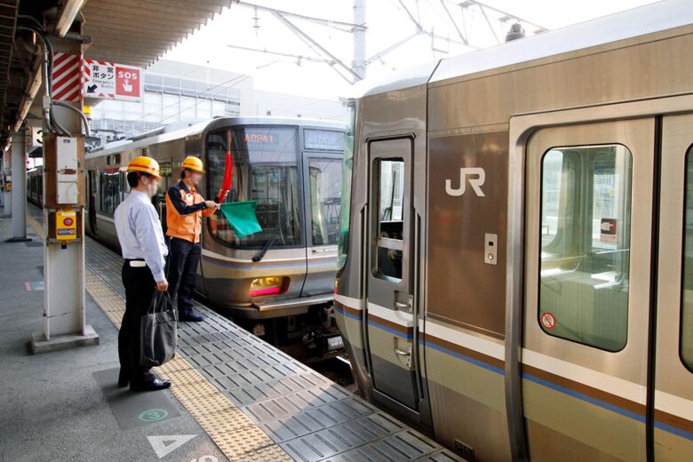 米原駅で増結するJR琵琶湖線の新快速（2011年10月、恵 知仁撮影）