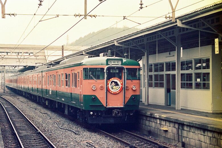 JR琵琶湖線の113系電車（1989年1月、米原駅で恵 知仁撮影）