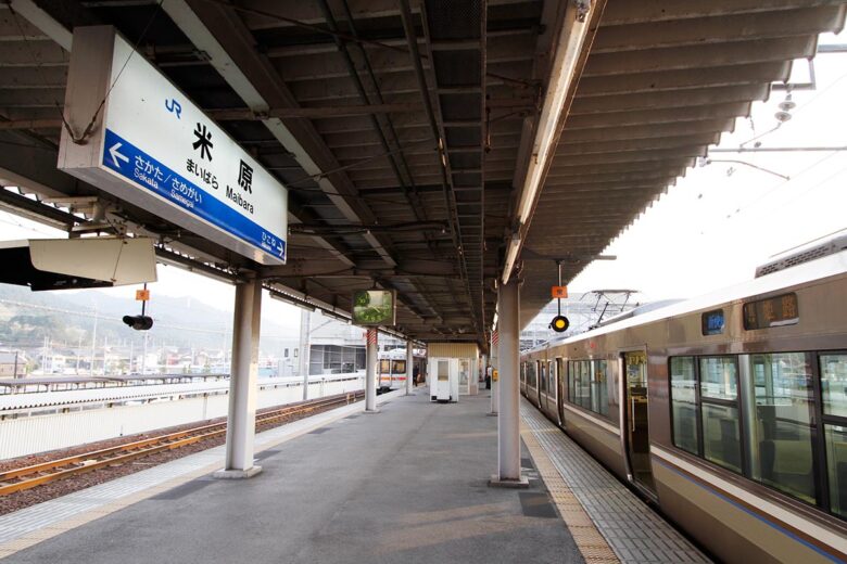 ふたつの色が交わるJR琵琶湖線の米原駅（2011年10月、恵 知仁撮影）