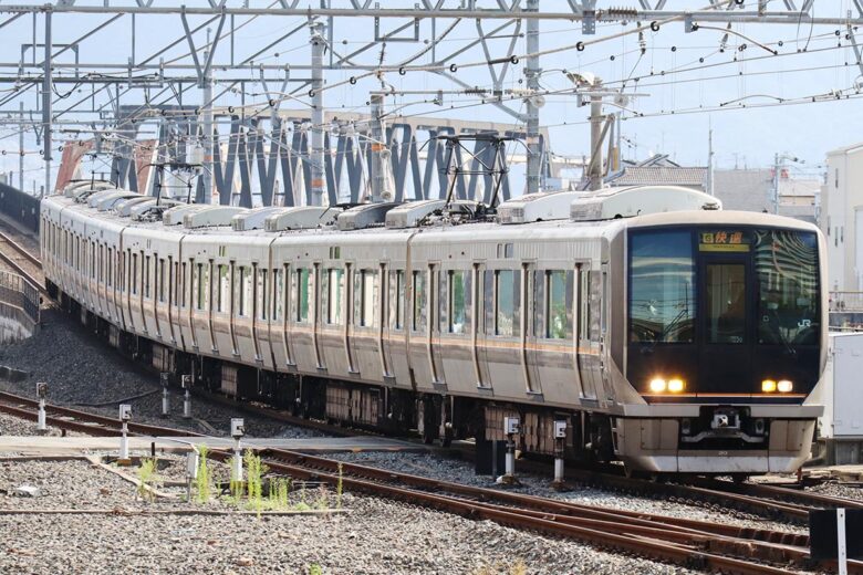 学研都市線の321系電車（2021年10月、放出駅で恵 知仁撮影）