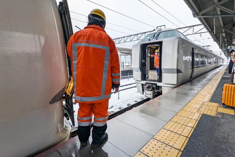 米原駅で増結する特急「しらさぎ」（2023年1月、恵 知仁撮影）