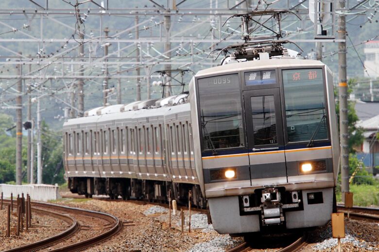 JR京都線を走る207系電車（2014年7月、島本～山崎間で恵 知仁撮影）