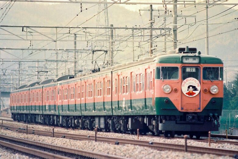 JR京都線を走る113系電車（1989年1月、高槻～山崎間で恵 知仁撮影）