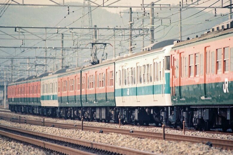JR京都線を走る113系電車（1989年1月、高槻～山崎間で恵 知仁撮影）